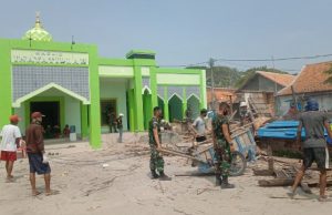 Babinsa Koramil 09/Mauk Bantu Warga Bangun Masjid Inayatillah