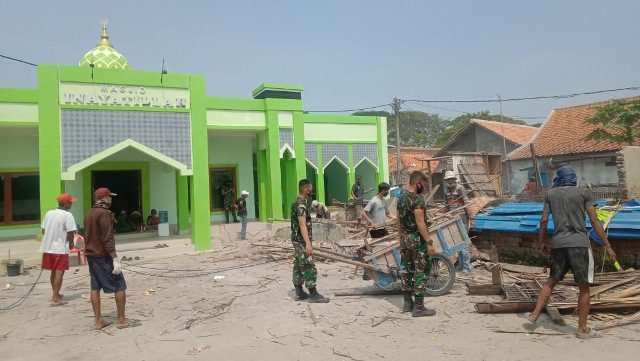 GOTONG ROYONG Babinsa Koramil 09/Mauk Bantu Warga Bangun Masjid Inayatillah