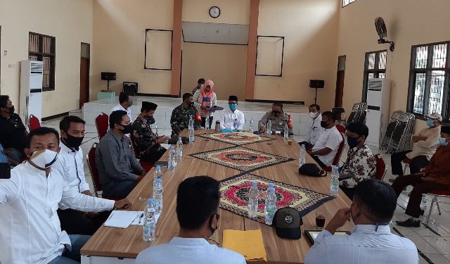 MUSYAWARAH DESA LEBAK WANGI Bangun Desa Lebak Wangi, Camat Satukan Perangkat Desa