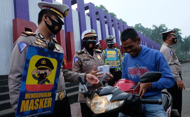 Laksanakan Operasi Zebra >Satlantas Polresta Tangerang Bagikan Masker