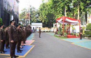 peringatan hari Adhyaksa yang ke 62 ini, Kejari Kota Tangerang melangsungkan upacara yang dikemas secara bersahaja dan khidmat, di halaman Kantor Kejaksaan Negeri Kota Tangerang, (22/07/22).