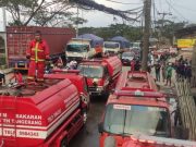 Mesin Sedot Air Damkar Terlindas Truk Saat Padamkan Kebakaran