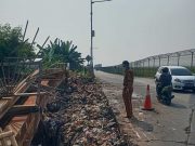 Warga yang Melintas Buang Sampah Sembarangan di Pinggir Jalan