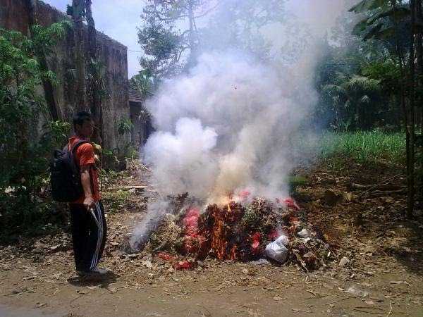BAKAR SAMPAH