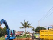 Dituding Penyebab Tanah Berceceran dan Jalan Berdebu, Warga Kebon Cau Protes Aktivitas Truk Tanah
