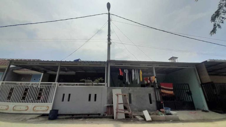Aneh, Tiang Listrik Berdiri di Pelataran Rumah | Tangerang Ekspres