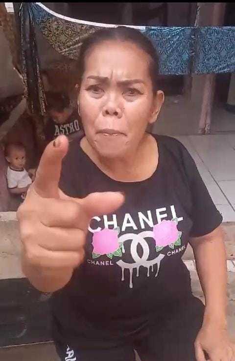 Emak-emak soal Truk Tanah
