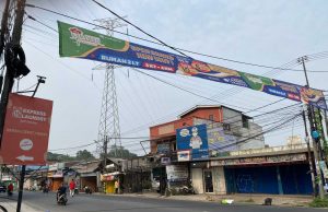 Hati-Hati Lewat Jalan Maruga Raya, Ada Kabel Melintang di Tengah Jalan
