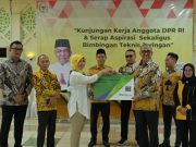 KUNJUNGAN KERJA: Anggota Komisi 11 DPR RI Fraksi Partai Golkar Andi Achmad Dara, SE. M.AP melakukan kunjungan kerja ke Kabupaten Tangerang. Dalam kunjungannya, Andi Dara menyampaikan persoalan inflasi serta peran perbankkan dalam ikut menstabilkan inflasi.(sihara pardede/tangerang ekspres)