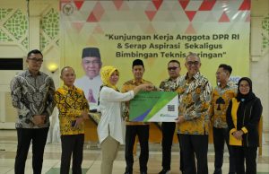 KUNJUNGAN KERJA: Anggota Komisi 11 DPR RI Fraksi Partai Golkar Andi Achmad Dara, SE. M.AP melakukan kunjungan kerja ke Kabupaten Tangerang. Dalam kunjungannya, Andi Dara menyampaikan persoalan inflasi serta peran perbankkan dalam ikut menstabilkan inflasi.(sihara pardede/tangerang ekspres)